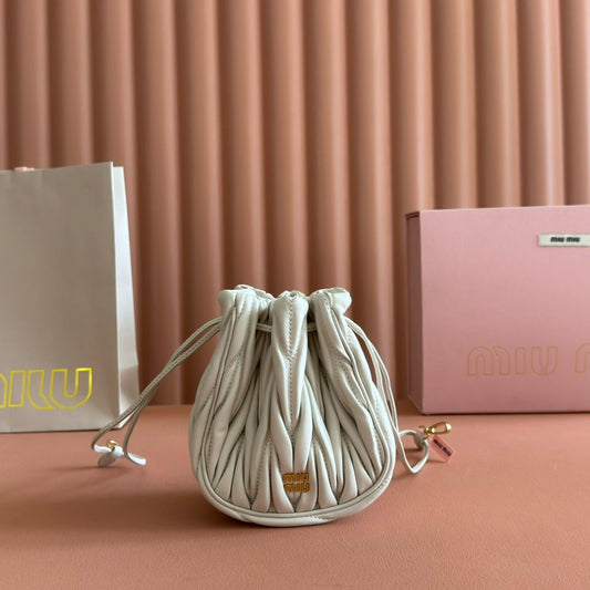 Сумка-косметичка MIUMIU 26S MATELASSE POUCH BAG 16 зі шкіри теляти білого кольору із золотою фурнітурою