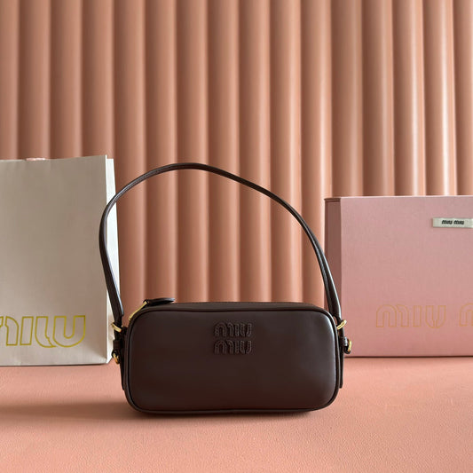Сумка-мішечок MIUMIU 26S POUCH BAG 20 зі шкіри теляти темно-коричневого кольору із золотою фурнітурою