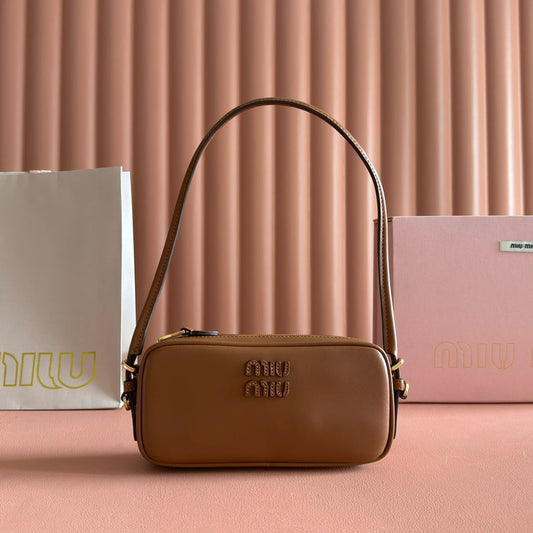 MIUMIU 26S СУМКА-КЛАТЧ 20 З ТЕМНО-КОРИЧНЕВОЇ ТЕЛЯЧОЇ ШКІРИ З ФУРНІТУРОЮ ЗОЛОТОГО КОЛЬОРУ