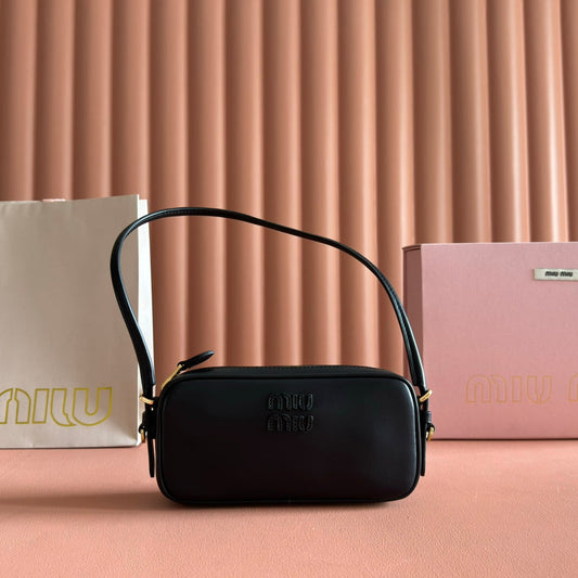 СУМКА-КЛАТЧ MIUMIU 26S 20 З ЧОРНОЇ ТЕЛЯЧОЇ ШКІРИ ІЗ ЗОЛОТОЮ ФУРНІТУРОЮ