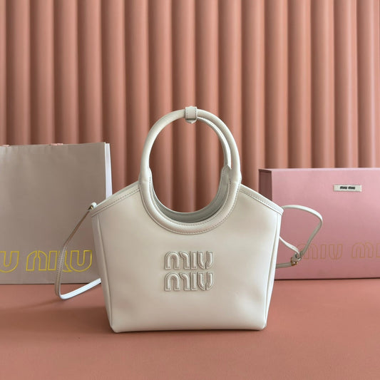 MIUMIU 26S СУМКА IVY 23 З БІЛОЇ ТЕЛЯЧОЇ ШКІРИ З ЗОЛОТОЮ ФУРНІТУРОЮ