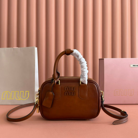 СУМКА MIUMIU 26S ARCADIE КОРИЧНЕВА 19 З ТЕЛЯЧОЇ ШКІРИ ІЗ ЗОЛОТИСТОЮ ФУРНІТУРОЮ