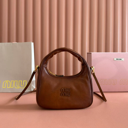 Сумка MIUMIU 26S WANDER BAG 20 з телячої шкіри коричневого кольору, золота фурнітура