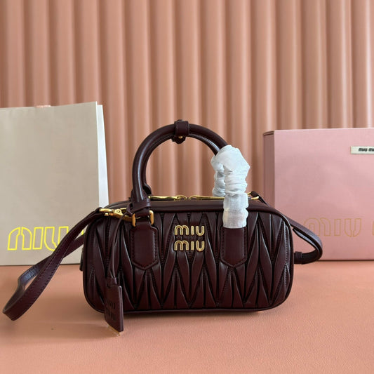 MIUMIU 26S СУМКА ARCADIE MATELASSE 22 З ТЕМНО-КОРИЧНЕВОЇ ТЕЛЯЧОЇ ШКІРИ З ФУРНІТУРОЮ ЗІ ЗОЛОТА