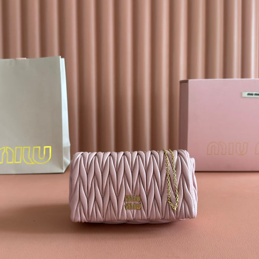 MIUMIU 26S СУМКА MATELASSE MINI 18 З РОЖЕВОЇ ТЕЛЯЧОЇ ШКІРИ З ФУРНІТУРОЮ ЗІ ЗОЛОТА