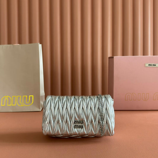 MIUMIU 26S МІНІСУМКА MATELASSE 18 З ТЕЛЯЧОЇ ШКІРИ СРІБНОГО КОЛЬОРУ З ФУРНІТУРОЮ СРІБНОГО КОЛЬОРУ