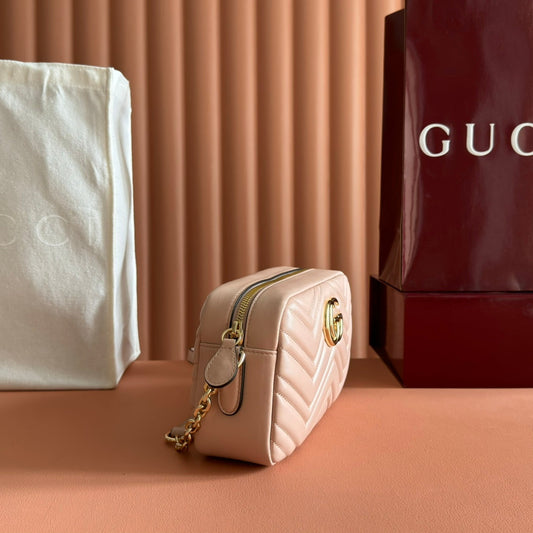 СУМКА GUCCI 25S MARMONT 24 З ТЕЛЯЧОЇ ШКІРИ КОЛЬОРУ НЮД З ФУРНІТУРОЮ ЗОЛОТОГО КОЛЬОРУ