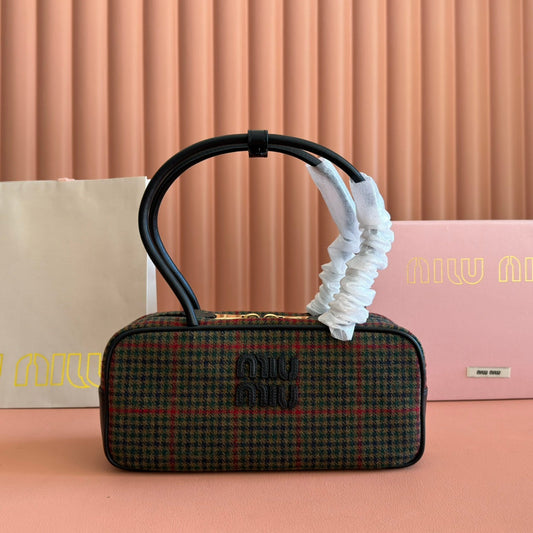 СУМКА MIUMIU 26S BEAU CANVAS BAG 28 З РІЗНОКОЛЬОРОВОЇ ВОВНИ ТА ЧОРНОЇ ТЕЛЯЧОЇ ШКІРИ