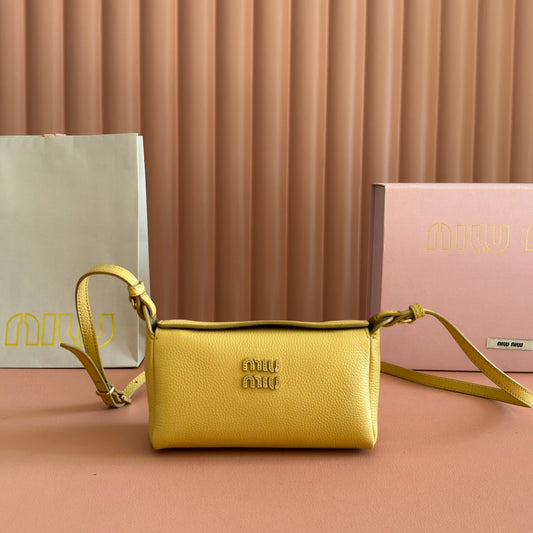 MIUMIU 26S СУМКА-КЛАТЧ 18 ІЗ ЖОВТОЇ ТЕЛЯЧОЇ ШКІРИ З ФУРНІТУРОЮ ЗІ ЗОЛОТА