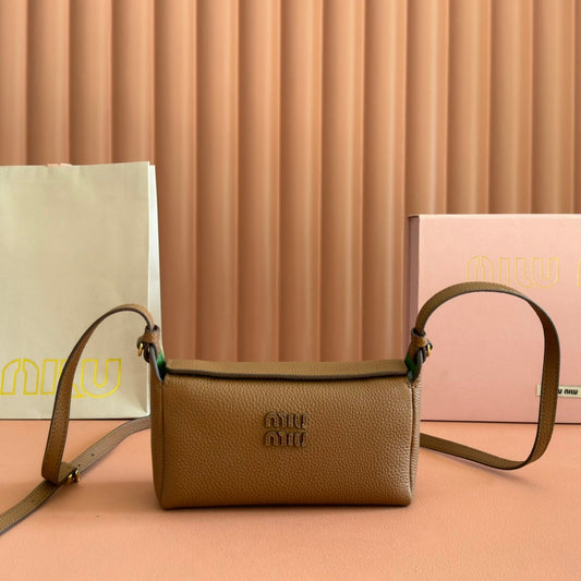 СУМКА-КЛАТЧ MIUMIU 26S 18 З ТЕМНО-КОРИЧНЕВОЇ ТЕЛЯЧОЇ ШКІРИ З ЗОЛОТИСТОЮ ФУРНІТУРОЮ