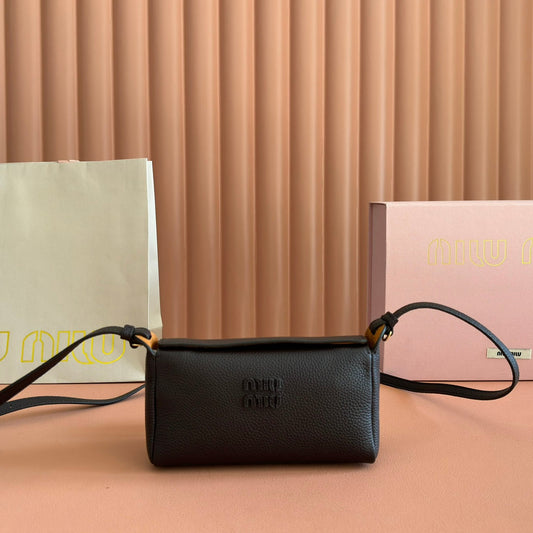 СУМКА-КЛАТЧ MIUMIU 26S 18 З ЧОРНОЇ ТЕЛЯЧОЇ ШКІРИ ІЗ ЗОЛОТОЮ ФУРНІТУРОЮ