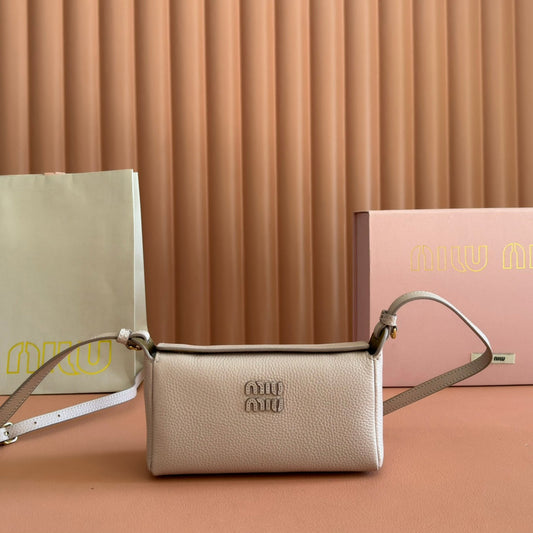 СУМКА-КЛАТЧ MIUMIU 26S 18 З ТЕМНО-БЕЖЕВОЇ ТЕЛЯЧОЇ ШКІРИ І ЗОЛОТОЮ ФУРНІТУРОЮ