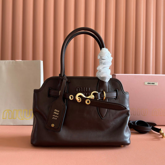 MIUMIU 26S СУМКА AVENTURE BAG 30 З ТЕМНО-КОРИЧНЕВОЇ ТЕЛЯЧОЇ ШКІРИ ІЗ ЗОЛОТОЮ ФУРНІТУРОЮ