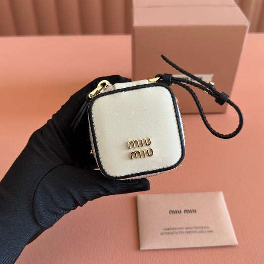 ЧОХОЛ ДЛЯ НАВУШНИКІВ MIUMIU 26S 6 З БІЛОЇ ТЕЛЯЧОЇ ШКІРИ ІЗ ЗОЛОТОЮ ФУРНІТУРОЮ