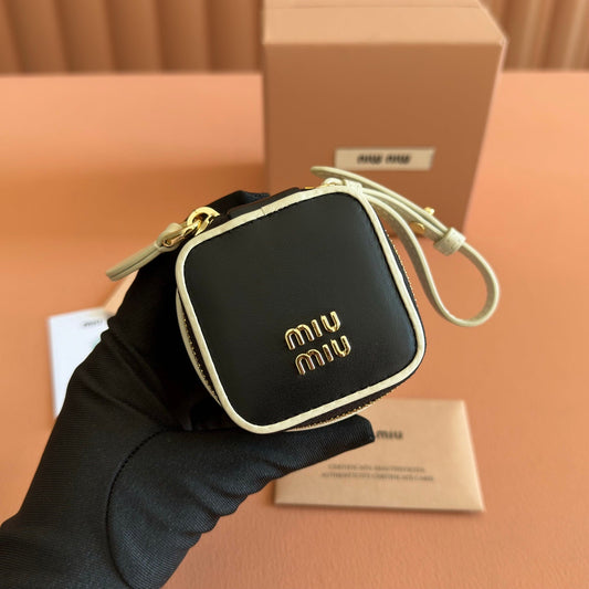 Чохол для навушників MIUMIU 26S, 6 дюймів, чорна теляча шкіра, золотиста фурнітура