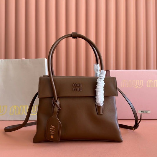 СУМКА MIUMIU 26S SOLITAIRE 28 З ТЕМНО-КОРИЧНЕВОЇ ТЕЛЯЧОЇ ШКІРИ З ЗОЛОТОЮ ФУРНІТУРОЮ