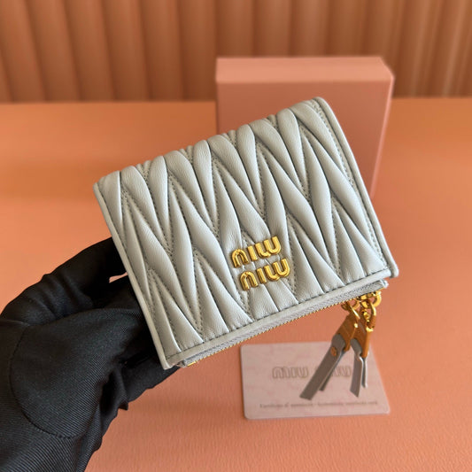 MIUMIU 26S НЕВЕЛИКИЙ КАРТХОЛДЕР MATELASSE 11 З ТЕЛЯЧОЇ ШКІРИ СИНЬО-СІРОГО КОЛЬОРУ ІЗ ЗОЛОТОЮ ФУРНІТУРОЮ