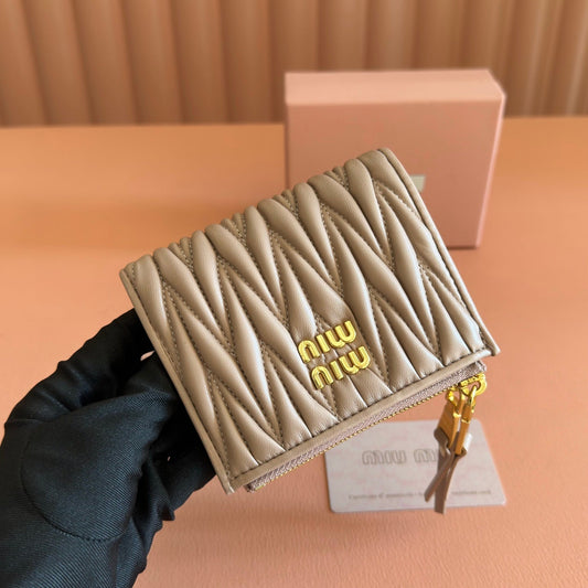 Картхолдер MIUMIU 26S SMALL MATELASSE 11 зі світло-коричневої телячої шкіри із золотистою фурнітурою