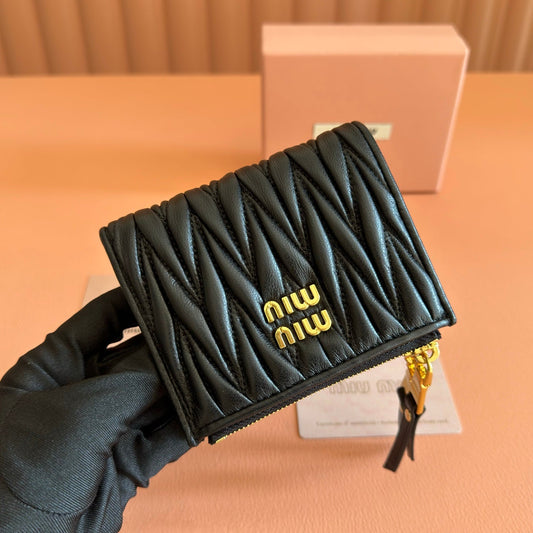КАРТХОЛДЕР MIUMIU 26S SMALL MATELASSE З ЧОРНОЇ ТЕЛЯЧОЇ ШКІРИ ІЗ ЗОЛОТОЮ ФУРНІТУРОЮ