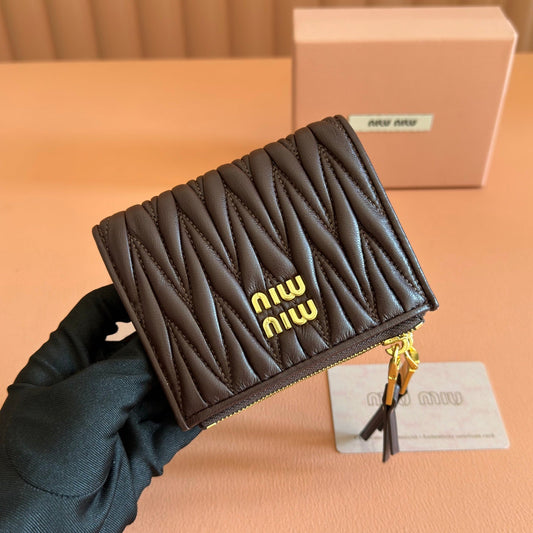 КЛЮЧНИЦЯ MIUMIU 26S SMALL MATELASSE З ТЕМНО-КОРИЧНЕВОЇ ТЕЛЯЧОЇ ШКІРИ ІЗ ЗОЛОТОЮ ФУРНІТУРОЮ