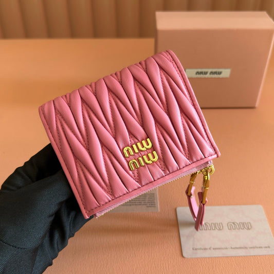 MIUMIU 26S МАЛЕНЬКИЙ КАРТХОЛДЕР MATELASSE 11 ІЗ РОЖЕВОЇ ТЕЛЯЧОЇ ШКІРИ ІЗ ЗОЛОТОЮ ФУРНІТУРОЮ