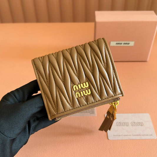 MIUMIU 26S МАЛЕНЬКИЙ КАРДХОЛДЕР MATELASSE 11 З КОРИЧНЕВОЇ ТЕЛЯЧОЇ ШКІРИ З ФУРНІТУРОЮ ЗІ ЗОЛОТА
