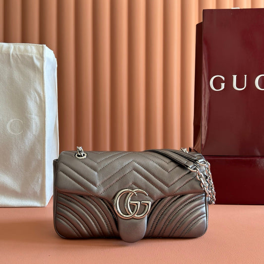 GUCCI 26S СУМКА GG MARMONT 26 ЗІ ШКІРИ ЯГНЯТИ ТЕПЛОГО СІРО-КОРИЧНЕВОГО КОЛЬОРУ