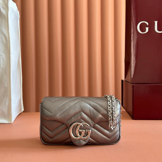 GUCCI 26S СУМКА GG MARMONT 16 ЗІ ШКІРИ ЯГНЯТИ ТЕПЛОГО СІРО-КОРИЧНЕВОГО КОЛЬОРУ