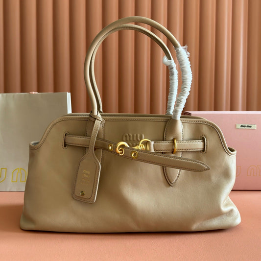 MIUMIU 26S СУМКА AVENTURE BAG 44 З ТЕМНО-БЕЖЕВОЇ ОВЕЧОЇ ШКІРИ ІЗ ЗОЛОТИСТОЮ ФУРНІТУРОЮ