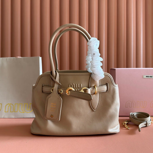 СУМКА MIUMIU 26S BORSA AVENTURE BAG 30 З ТЕМНО-БЕЖЕВОЇ ТЕЛЯЧОЇ ШКІРИ ІЗ ЗОЛОТОЮ ФУРНІТУРОЮ
