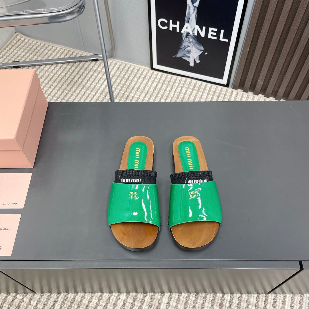 SLIPPERS IN GREEN GLOSSY CALFSKIN WITH BLACK HALF-FOOT SOCKS - 35