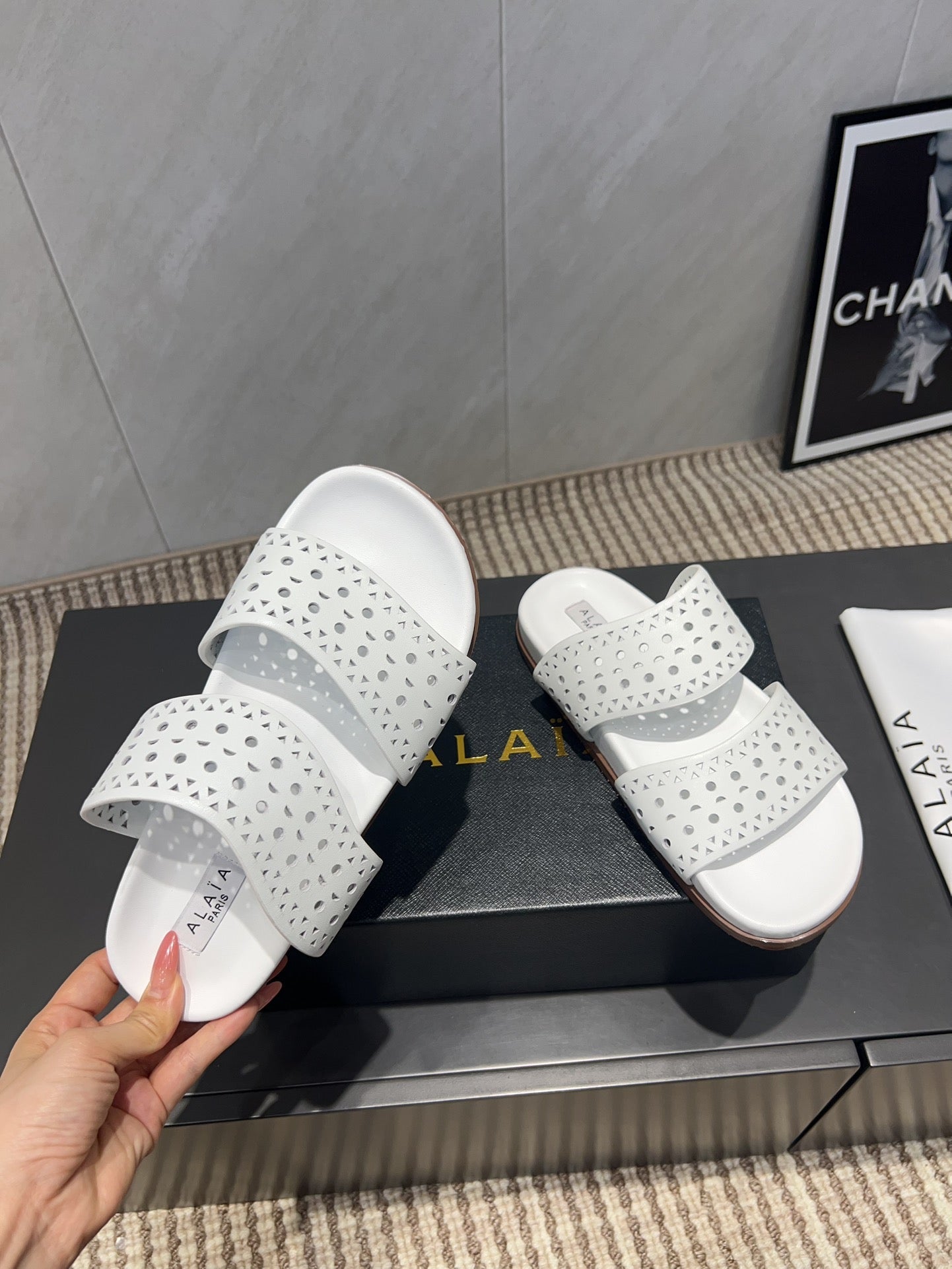 ALAIA CHUNKY TWO-STRAP SLIDES 25S IN WHITE CALFSKIN - 35