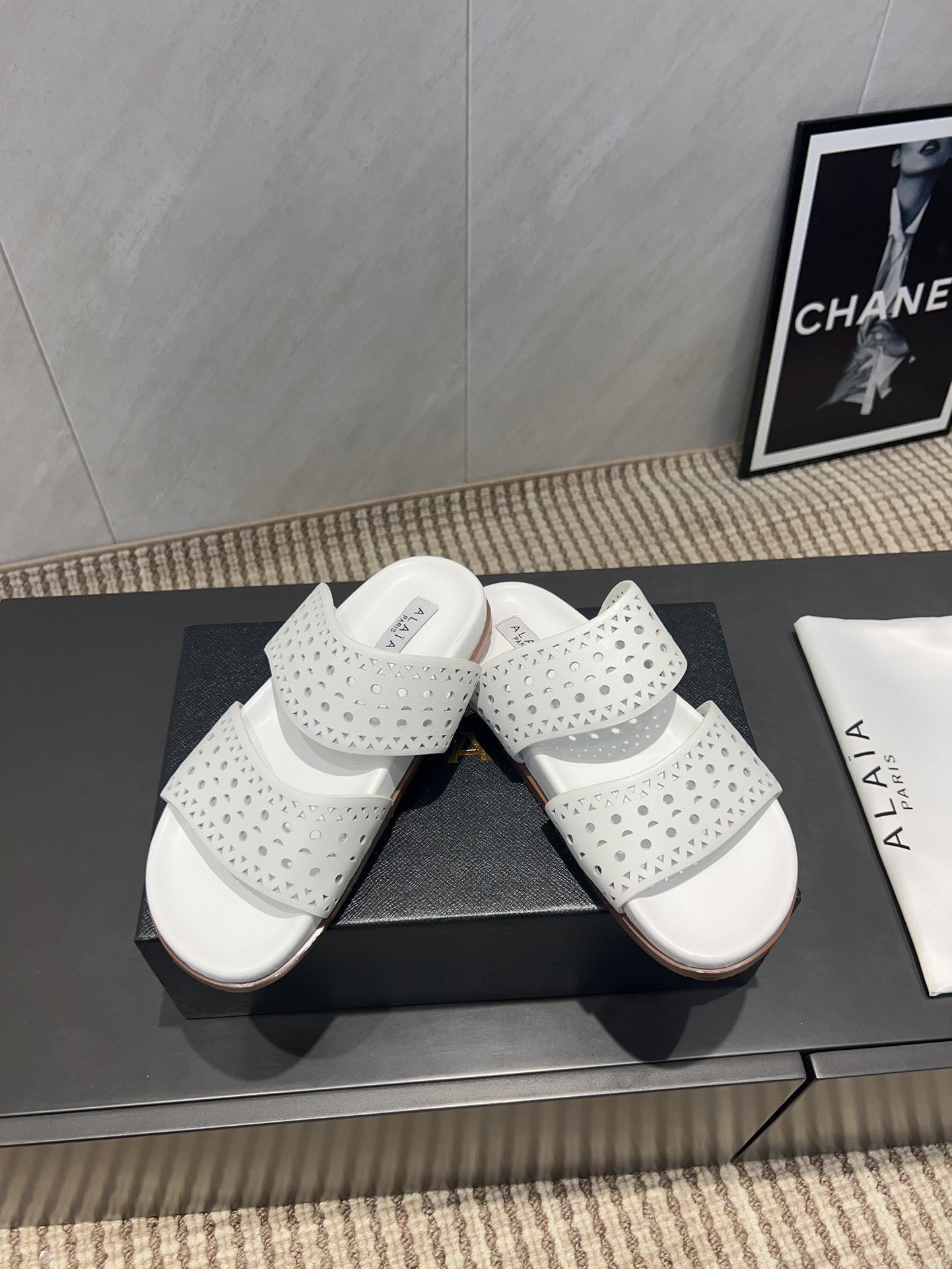 ALAIA CHUNKY TWO-STRAP SLIDES 25S IN WHITE CALFSKIN - 35