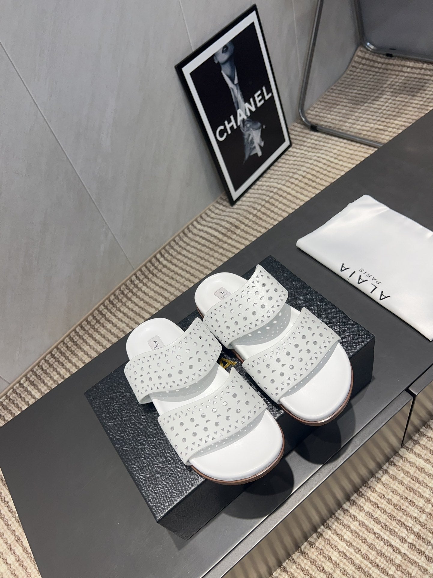 ALAIA CHUNKY TWO-STRAP SLIDES 25S IN WHITE CALFSKIN - 35
