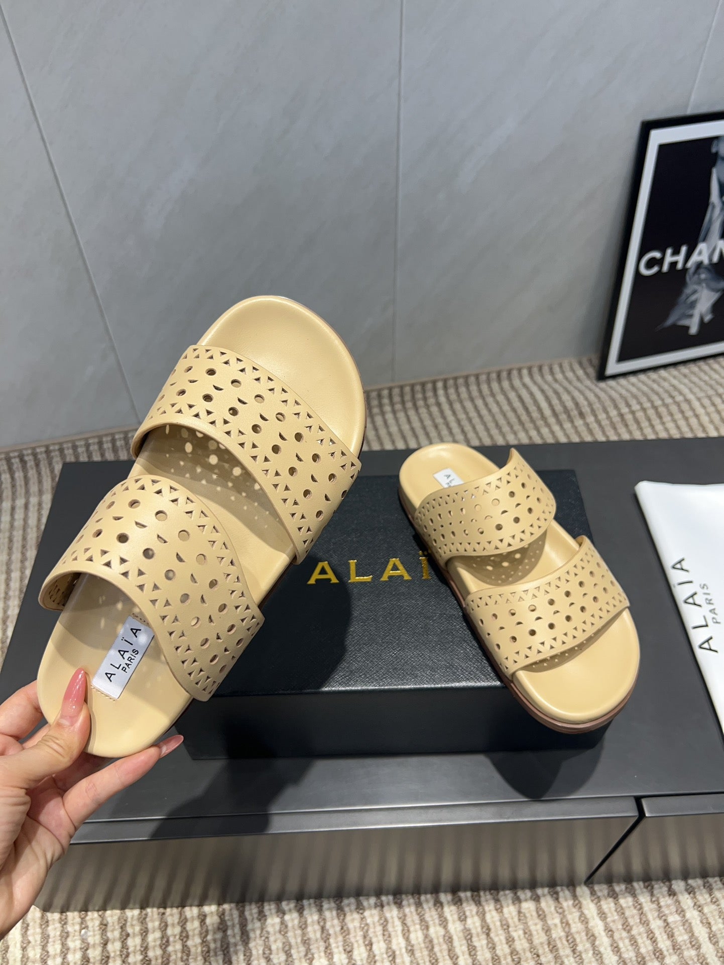 ALAIA CHUNKY TWO-STRAP SLIDES 25S IN BEIGE CALFSKIN - 35