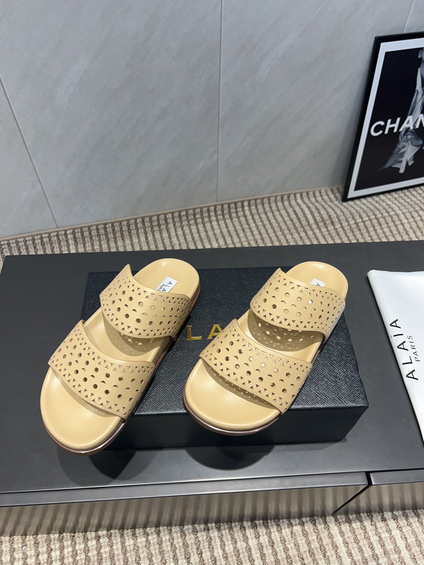 ALAIA CHUNKY TWO-STRAP SLIDES 25S IN BEIGE CALFSKIN - 35