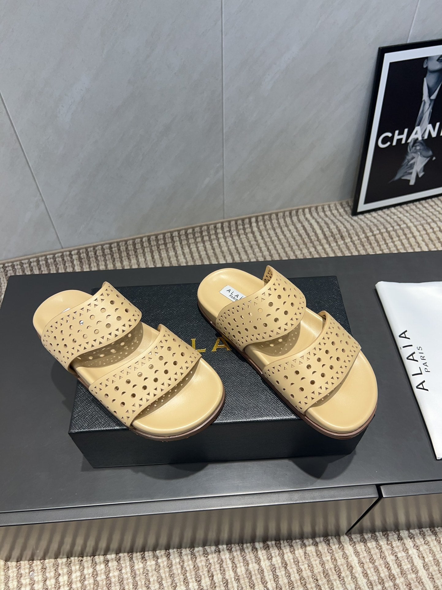 ALAIA CHUNKY TWO-STRAP SLIDES 25S IN BEIGE CALFSKIN - 35