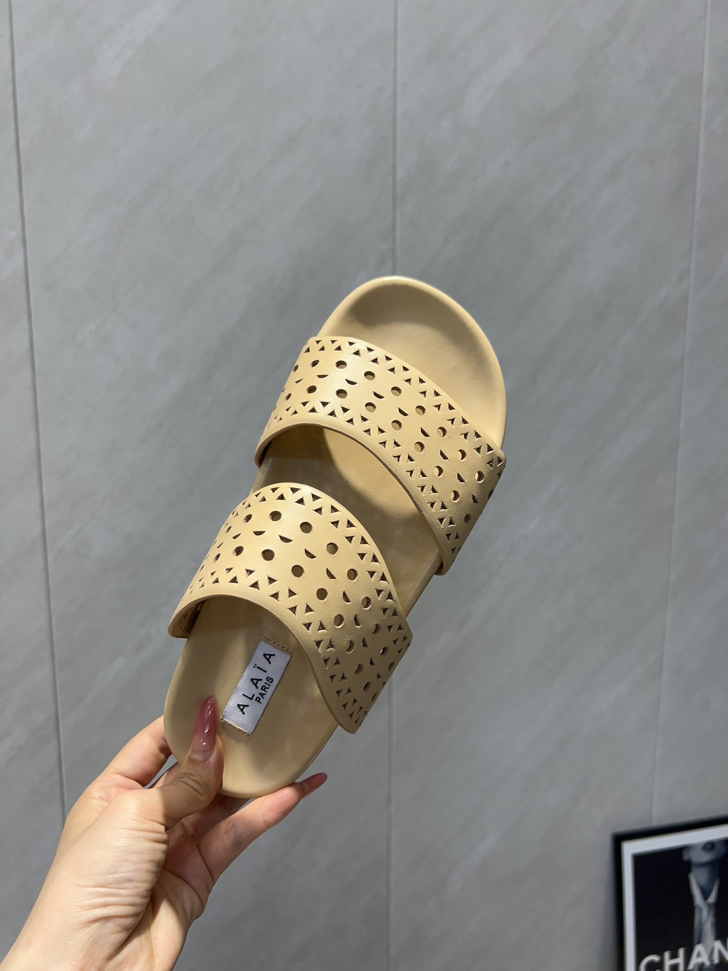 ALAIA CHUNKY TWO-STRAP SLIDES 25S IN BEIGE CALFSKIN - 35