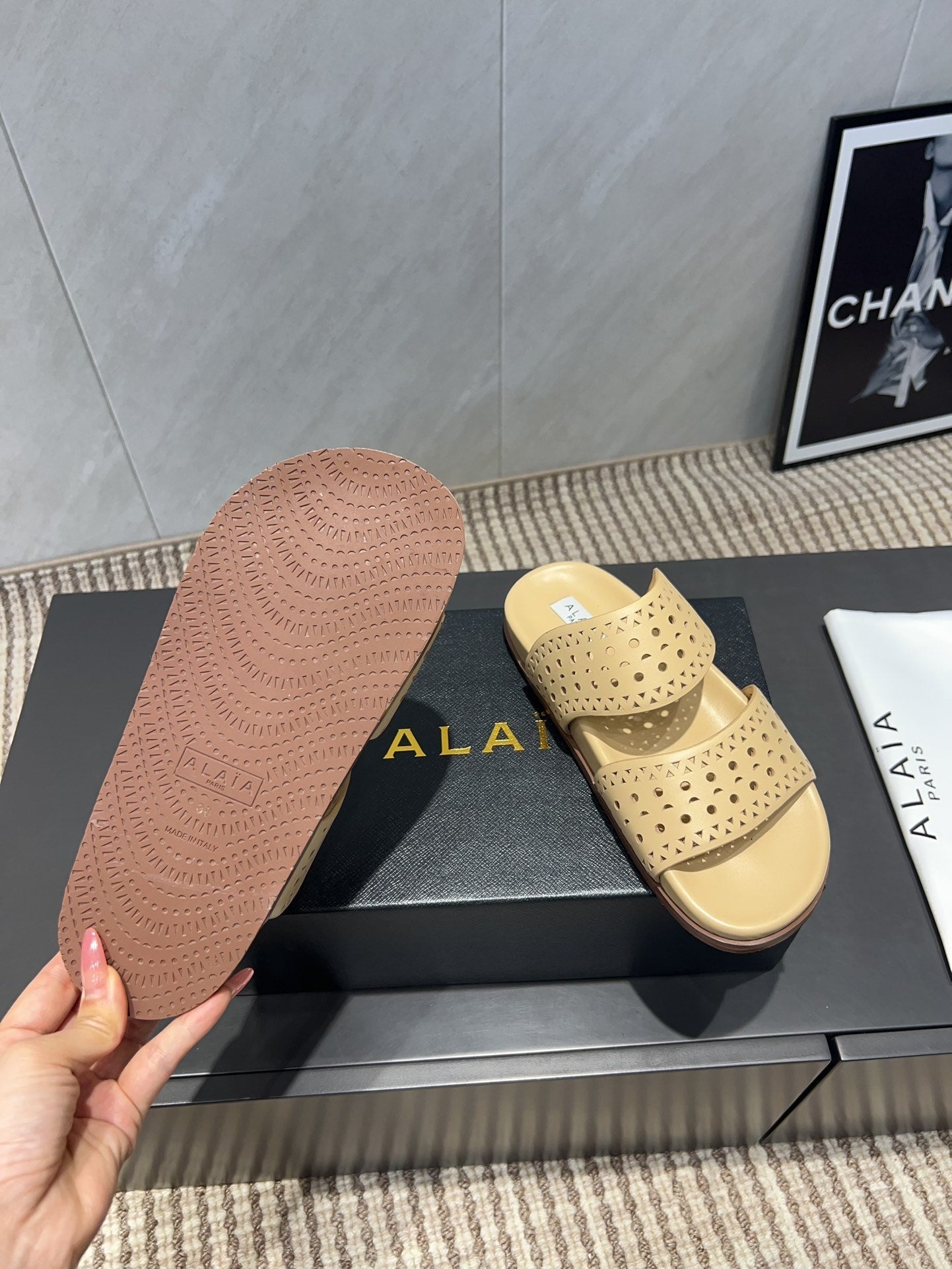 ALAIA CHUNKY TWO-STRAP SLIDES 25S IN BEIGE CALFSKIN - 35