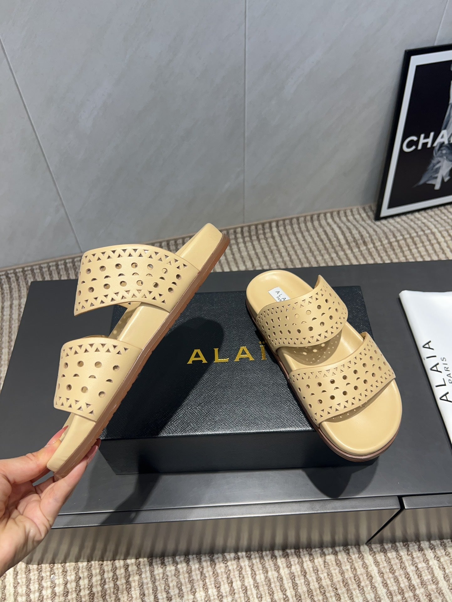 ALAIA CHUNKY TWO-STRAP SLIDES 25S IN BEIGE CALFSKIN - 35