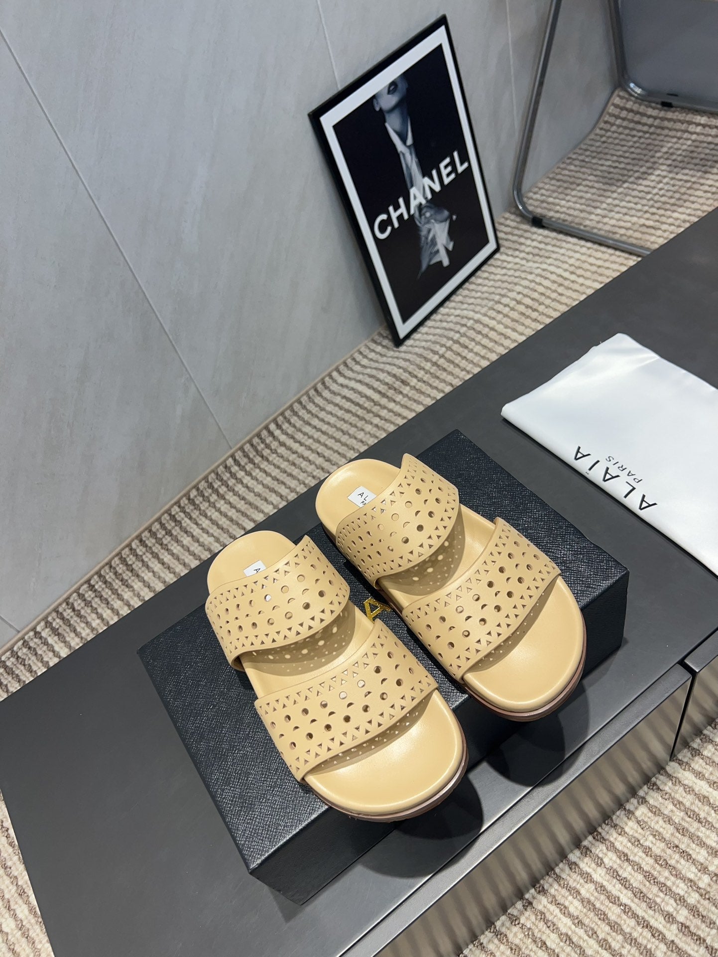 ALAIA CHUNKY TWO-STRAP SLIDES 25S IN BEIGE CALFSKIN - 35
