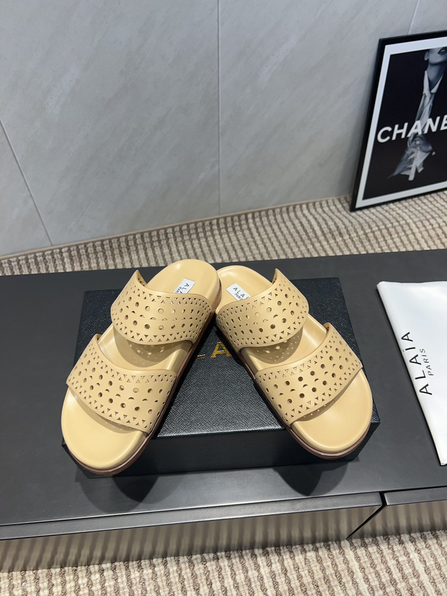 ALAIA CHUNKY TWO-STRAP SLIDES 25S IN BEIGE CALFSKIN - 35