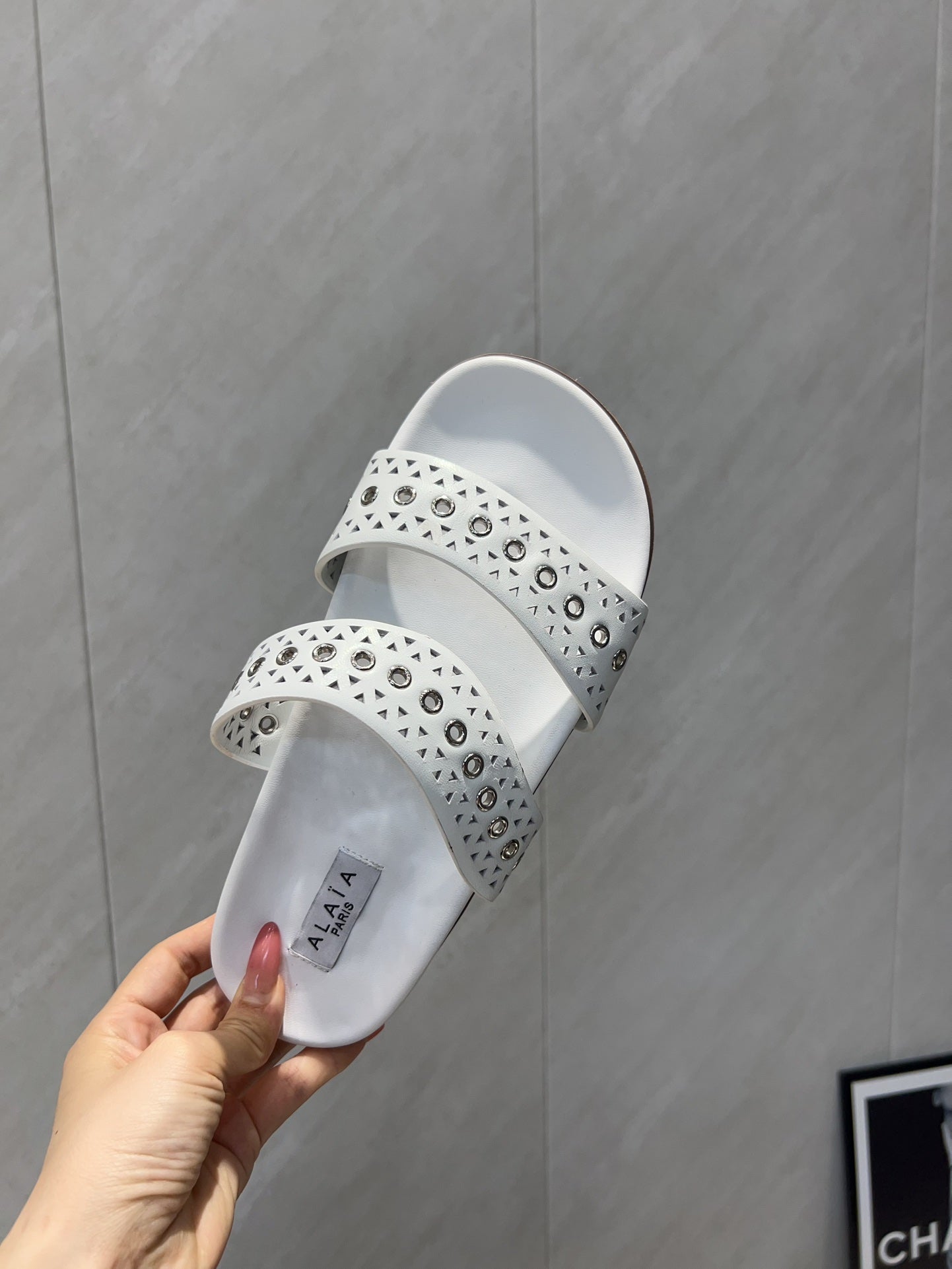 ALAIA DOUBLE-STRAP SANDALS 25S IN WHITE CALFSKIN - 35