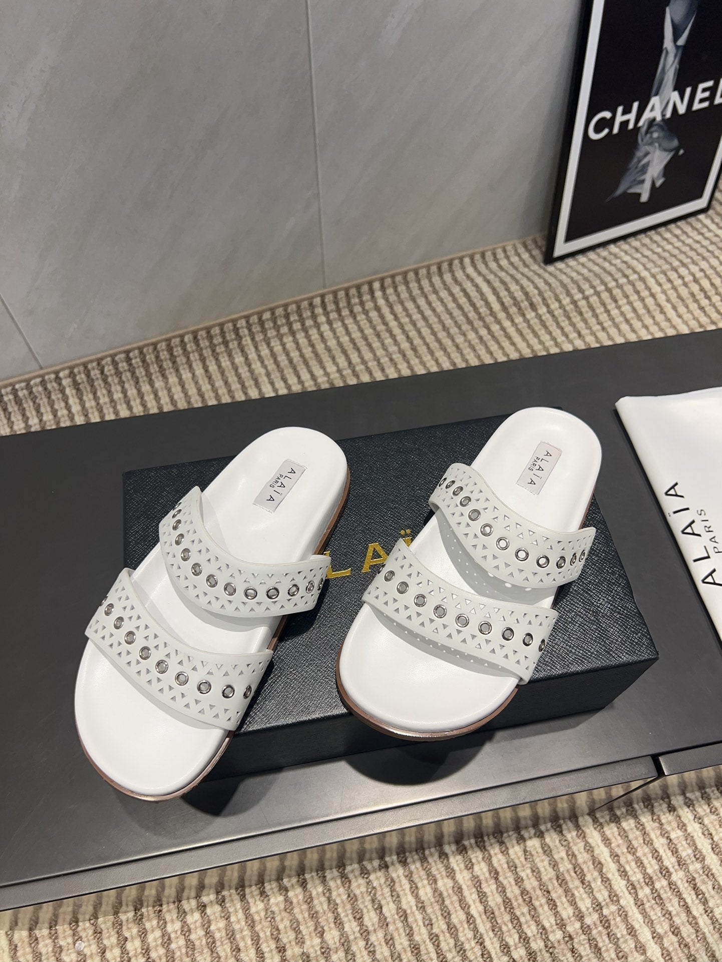 ALAIA DOUBLE-STRAP SANDALS 25S IN WHITE CALFSKIN - 35