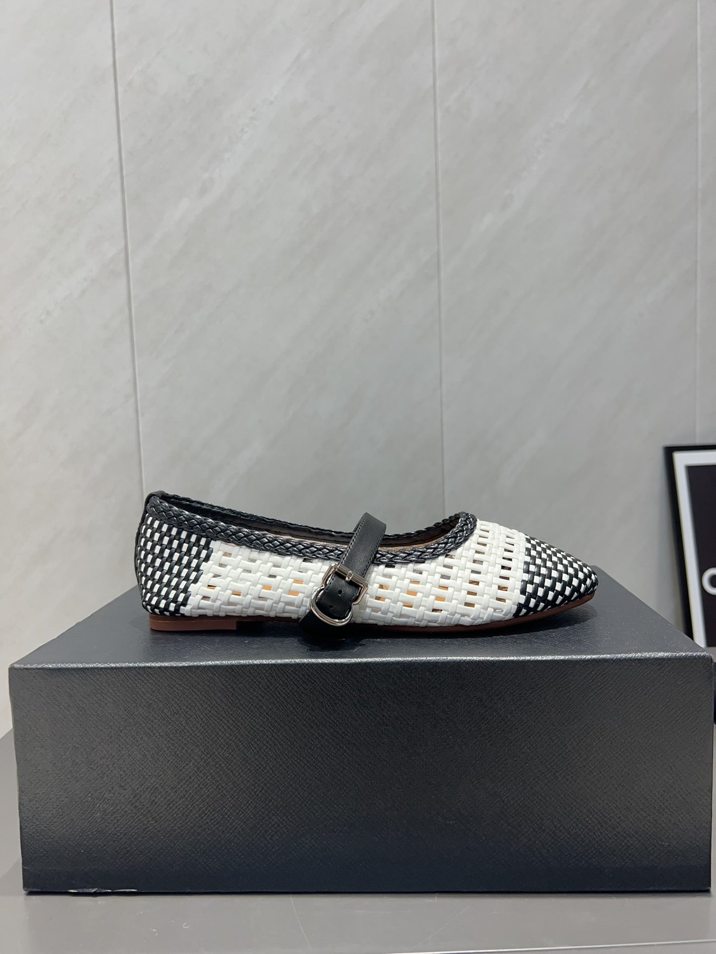 ALAIA MARY JANE FLATS WOVEN PATTERN 25S IN WHITE MIX BLACK CALFSKIN - 35