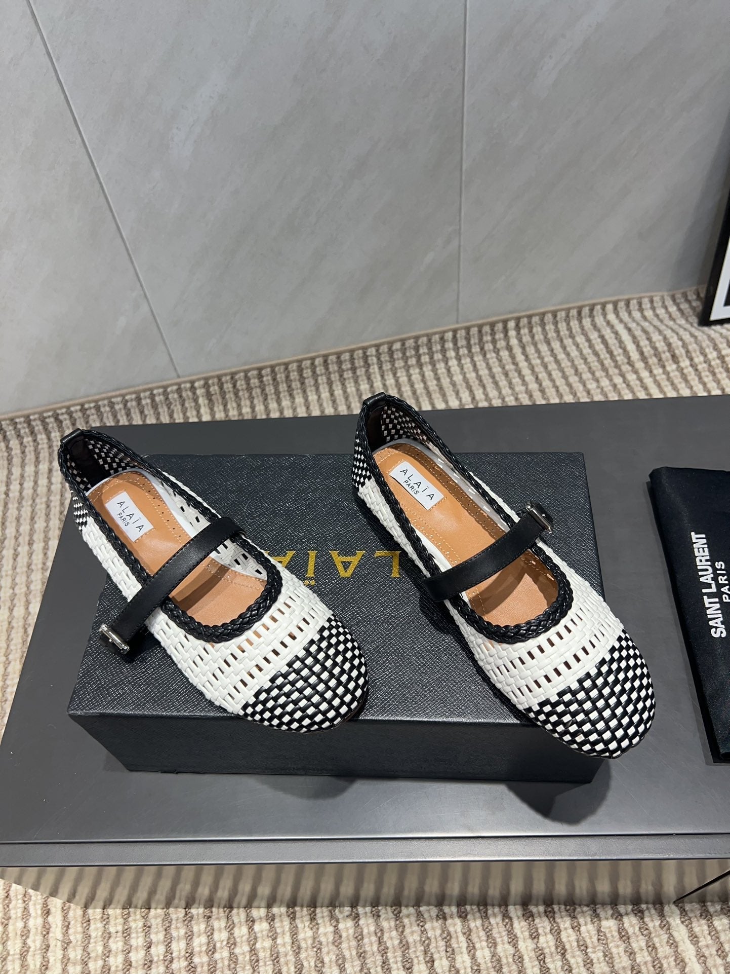 ALAIA MARY JANE FLATS WOVEN PATTERN 25S IN WHITE MIX BLACK CALFSKIN - 35