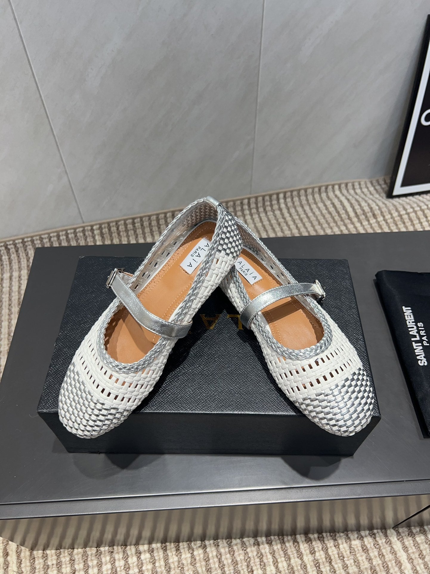 ALAIA MARY JANE FLATS WOVEN PATTERN 25S IN WHITE MIX GREY CALFSKIN - 35