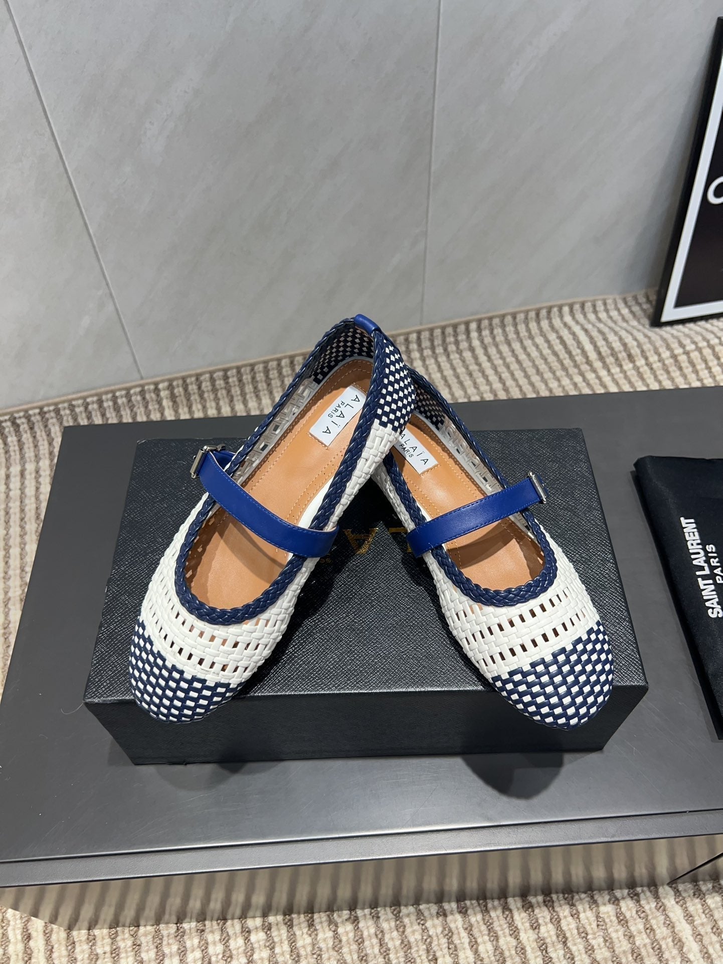 ALAIA MARY JANE FLATS WOVEN PATTERN 25S IN WHITE MIX NAVY BLUE CALFSKIN - 35