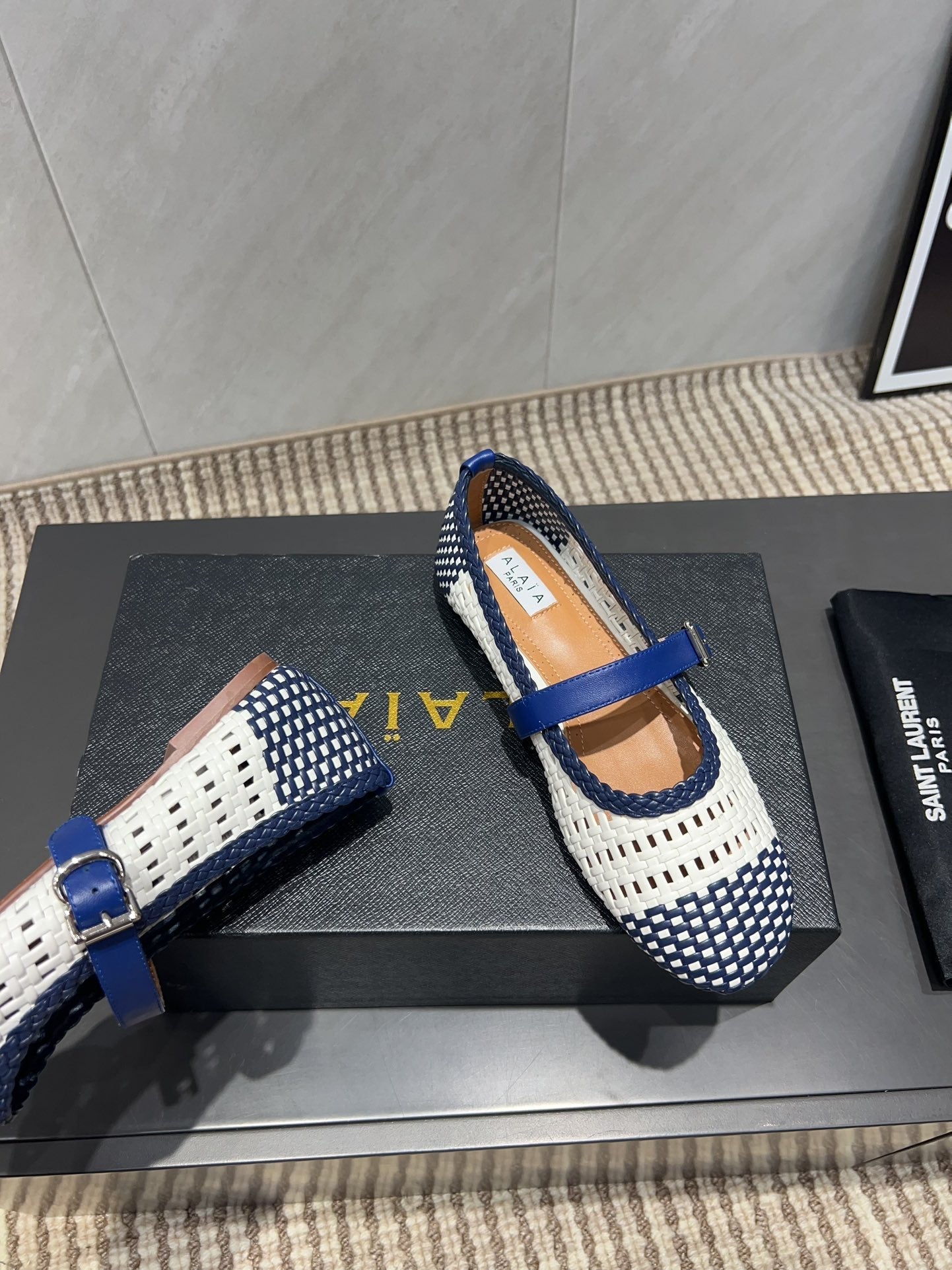 ALAIA MARY JANE FLATS WOVEN PATTERN 25S IN WHITE MIX NAVY BLUE CALFSKIN - 35