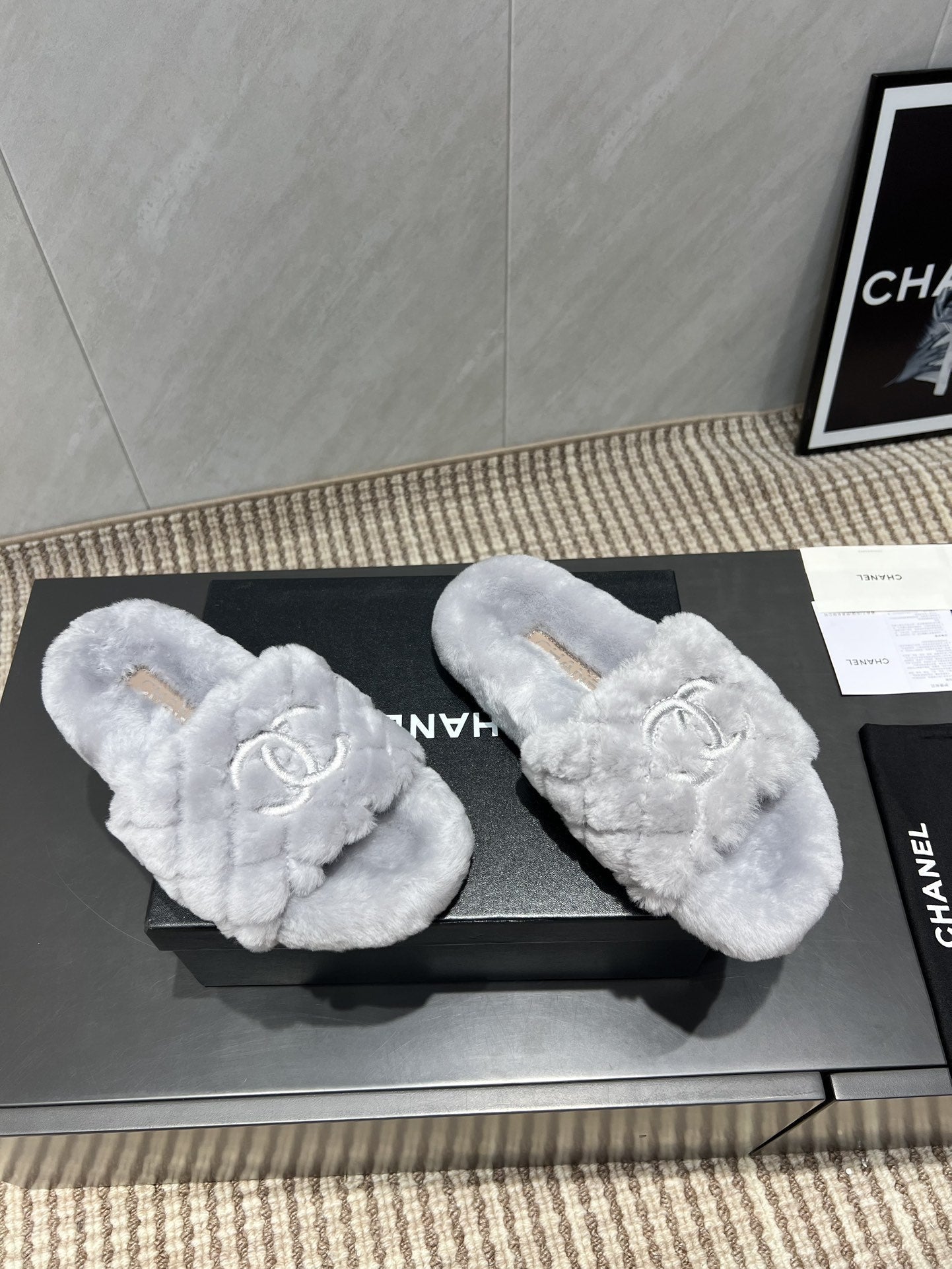 CHANEL 25S SLIPPERS IN LIGHT GRAY FUR - 35